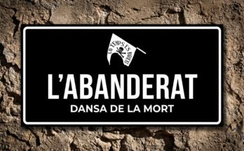 Placa estil rètol de carrer amb la icona d'una bandera amb calavera, representant L'Abanderat de la processó de Verges.