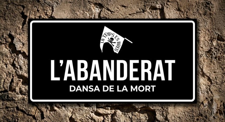 Placa estil rètol de carrer amb la icona d'una bandera amb calavera, representant L'Abanderat de la processó de Verges.