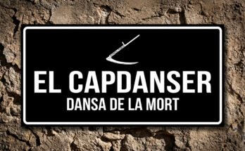 Placa negra sobre mur de pedra amb la icona d'una dalla blanca i la inscripció Nemini Parco, representant El Capdanser de la Dansa de la Mort de Verges.