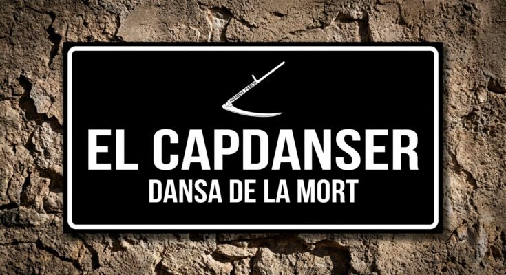 Placa negra sobre mur de pedra amb la icona d'una dalla blanca i la inscripció Nemini Parco, representant El Capdanser de la Dansa de la Mort de Verges.