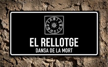 Icona d'una esfera de rellotge sense agulles sobre fons de pedra, representant el personatge d'El Rellotge a Verges.