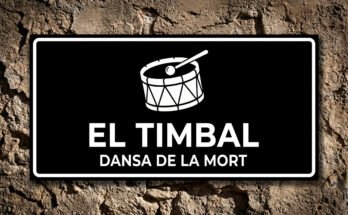 Placa amb la icona d'un timbal medieval i baquetes, instrument que marca el ritme de la Dansa de la Mort.