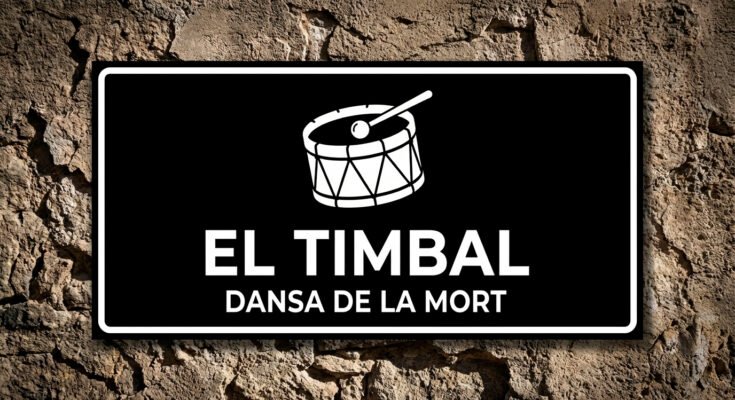Placa amb la icona d'un timbal medieval i baquetes, instrument que marca el ritme de la Dansa de la Mort.