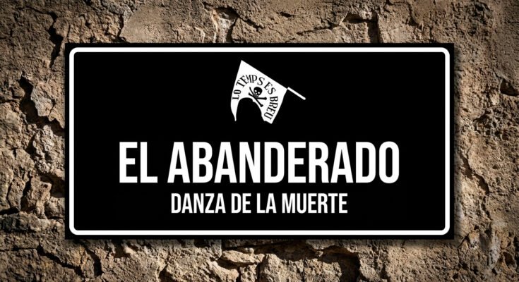 Placa estilo cartel de calle con el icono de una bandera con calavera, símbolo del Abanderado de la procesión de Verges.