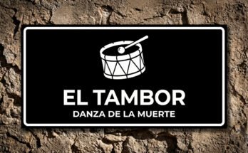 Placa con el icono de un tambor medieval, instrumento que marca el ritmo tétrico de la Danza de la Muerte.