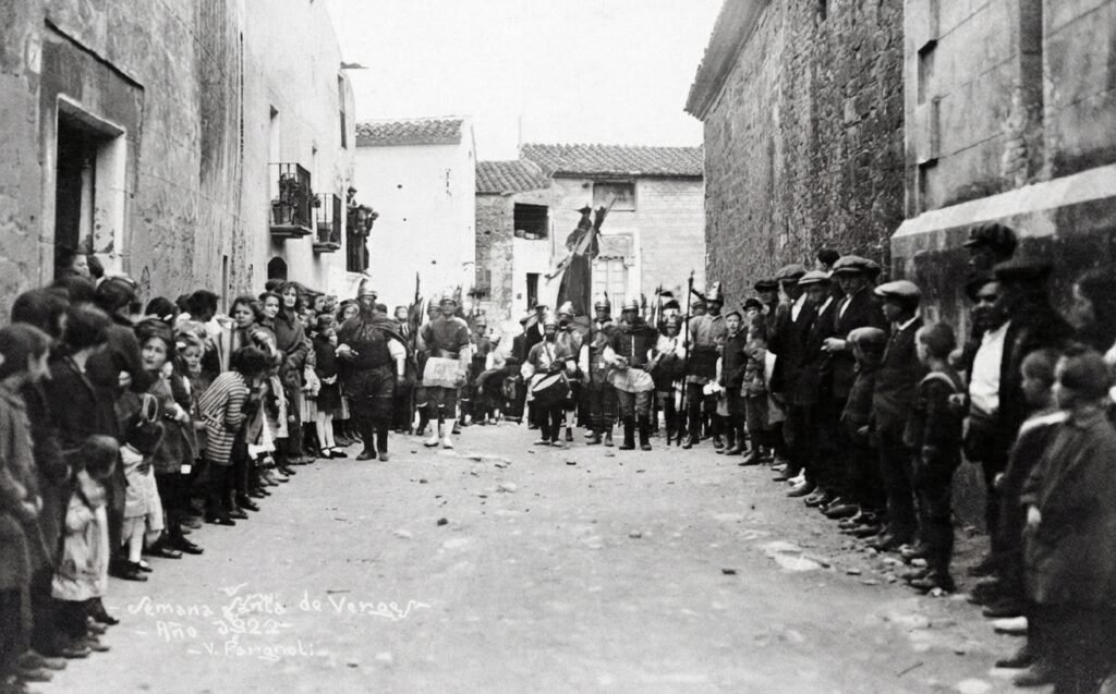 Calle llena de gente viendo la procesión en los años 20. Recuperar esta asistencia y participación masiva fue el gran reto de la difícil posguerra a partir de 1940. (Foto: V. Fargnoli. Restaurada digitalment)