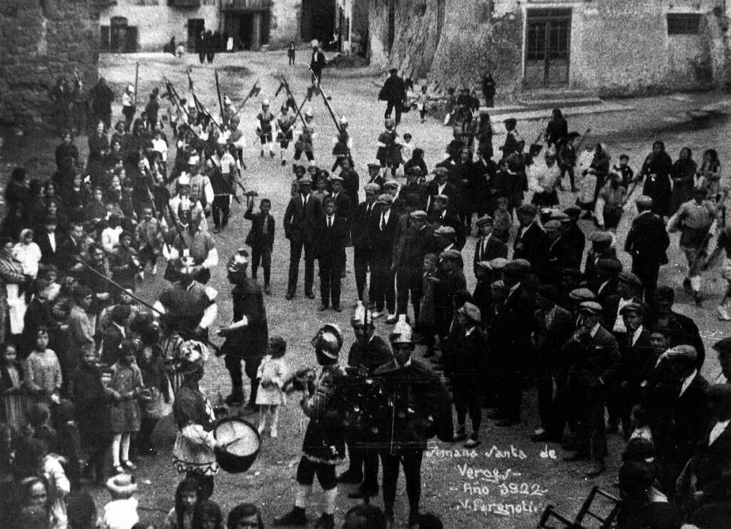 Detall dels manaies el 1922. Els vestits, cascs i llances que apareixen a la imatge són els mateixos que van aconseguir sobreviure amagats durant tot el conflicte bèl·lic. (Foto: V. Fargnoli. Restaurada digitalment).