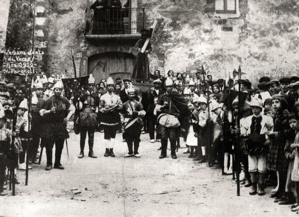 Imatge general de la processó el 1922, capturada per Valentí Fargnoli. Aquest ambient de tradició va quedar truncat el 1936 per l'esclat de la guerra. (Imatge restaurada digitalment).
