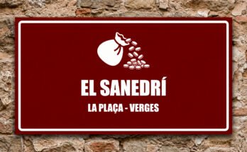 Icona d'una bossa de monedes oberta sobre fons grana, representant la traïció de Judes al Sanedrí.