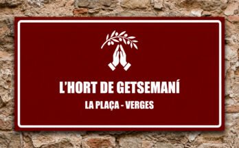 Icona de mans resant sota una branca d'olivera sobre fons grana, escena de l'Hort de Getsemaní.