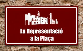 Icona de les muralles medievals i el campanar de Verges sobre fons grana, representant l'escenari de la Passió.