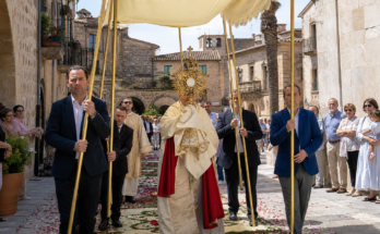 Processó de Corpus Christi amb custòdia i catifa de flors