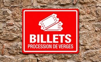 Panneau rouge avec deux billets et le texte «Billets · Procession de Verges».
