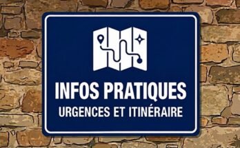 Carte sur un panneau bleu portant le texte «Infos pratiques · Urgences et itinéraire».