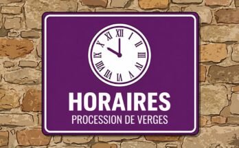 Horloge sur un panneau violet portant le texte «Horaires · Procession de Verges».