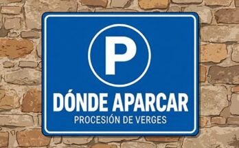 Cartel azul de aparcamiento con una P blanca y el texto «Dónde aparcar · Procesión de Verges».
