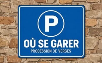 Panneau bleu de stationnement avec un P blanc et le texte «Où se garer · Procession de Verges».