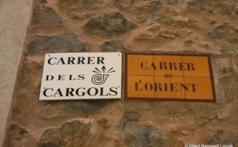Placas del Carrer dels Cargols y el Carrer de l’Orient en una pared de piedra de Verges.