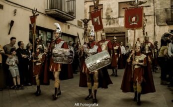 Fotografía del desfile de los manages por las calles de Verges.
