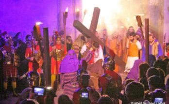 Fotografía de Jesús cargando la cruz durante la representación nocturna de la Pasión en Verges.