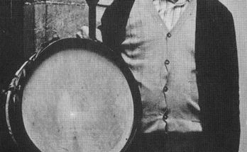 Retrato en blanco y negro de Mateu Feliu i Medinyà de pie con un tambor.