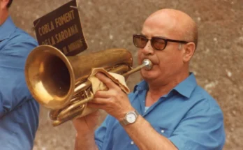 Joaquim Ferrer i Amer tocando el fiscorno en una fotografía en color.