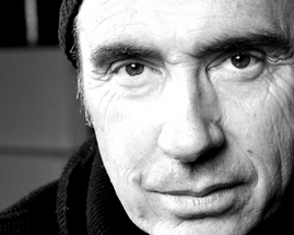 Retrato en blanco y negro de Lluís Llach i Grande.