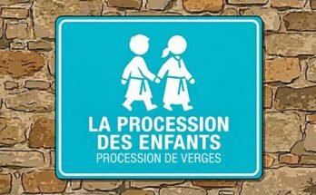 Deux enfants blancs se tenant par la main sur un panneau bleu «La Procession des Enfants · Procession de Verges».