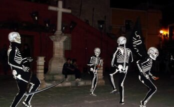 Fotografía de los danzantes de la Danza de la Muerte actuando de noche en Guanajuato.