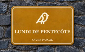 Panneau ocre sur un mur d’ardoise, avec un pictogramme et le texte «LUNDI DE PENTECÔTE».