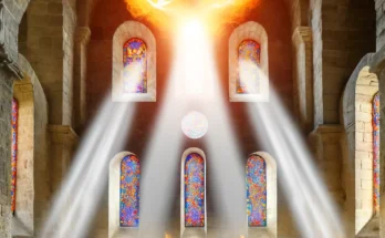 Paloma y llamas de luz sobre los fieles reunidos en una iglesia.