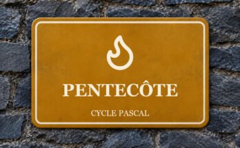 Panneau ocre sur un mur d’ardoise, avec un pictogramme et le texte «PENTECÔTE».