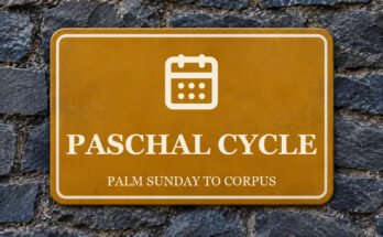 Ochre sign on a slate wall with a pictogram and the words “PASCHAL CYCLE”.