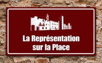 Silhouette blanche des bâtiments de la place de Verges sur un panneau rouge «La Représentation sur la Place».