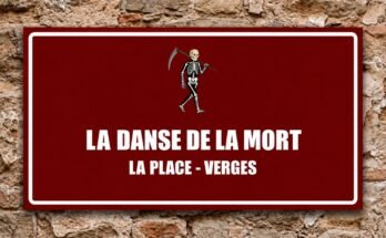 Squelette tenant une faux sur un panneau rouge «La Danse de la Mort · La Place, Verges».
