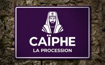 Buste blanc de Caïphe sur un panneau violet «Caïphe · La Procession».