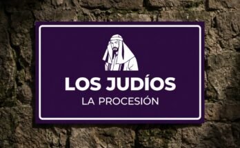 Figura blanca de un judío en un cartel morado «Los Judíos · La Procesión».
