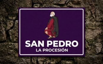 Figura de San Pedro con túnica roja en un cartel morado «San Pedro · La Procesión».