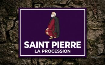 Saint Pierre en tunique rouge sur un panneau violet «Saint Pierre · La Procession».