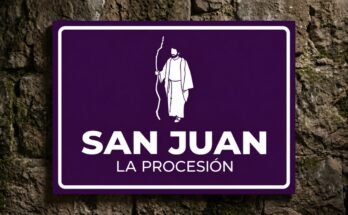 Figura blanca de San Juan con un bastón en un cartel morado «San Juan · La Procesión».