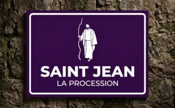 Saint Jean en blanc avec un bâton sur un panneau violet «Saint Jean · La Procession».