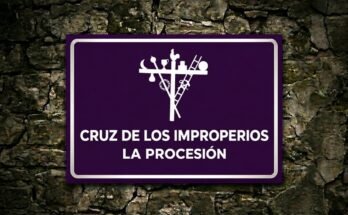 Cruz blanca con los símbolos de la Pasión en un cartel morado «Cruz de los Improperios · La Procesión».