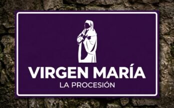 Figura blanca de la Virgen María con las manos en el pecho en un cartel morado «Virgen María · La Procesión».