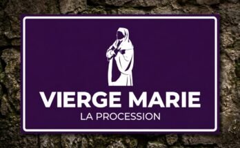 Silhouette blanche de la Vierge Marie, mains sur la poitrine sur un panneau violet «Vierge Marie · La Procession».