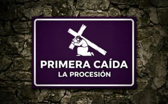 Jesús arrodillado bajo el peso de la cruz en un cartel morado «Primera Caída · La Procesión».