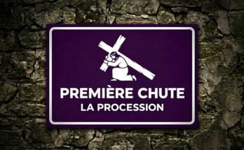 Jésus à genoux sous le poids de la croix sur un panneau violet «Première Chute · La Procession».