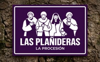 Cuatro mujeres con gestos de dolor en un cartel morado «Las Plañideras · La Procesión».
