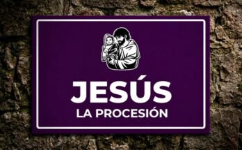Jesús con un niño en brazos en un cartel morado «Jesús · La Procesión».