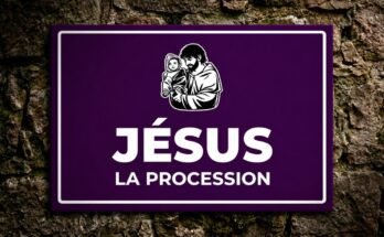 Jésus tenant un enfant dans ses bras sur un panneau violet «Jésus · La Procession».
