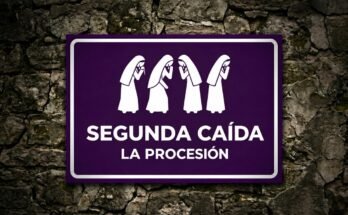 Cuatro figuras inclinadas con mantos blancos en un cartel morado «Segunda Caída · La Procesión».